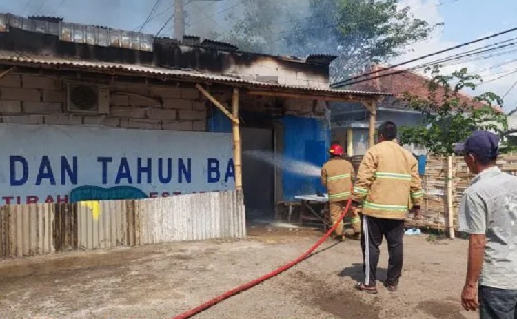 Petugas pemadam kebakaran berusaha memadamkan api yang melahap tempat karaoke di Dusun Cabean, Desa Pabean, Kecamatan Dringu, Kabupaten Probolinggo, Minggu (06/08/2023).  SP/ PRB