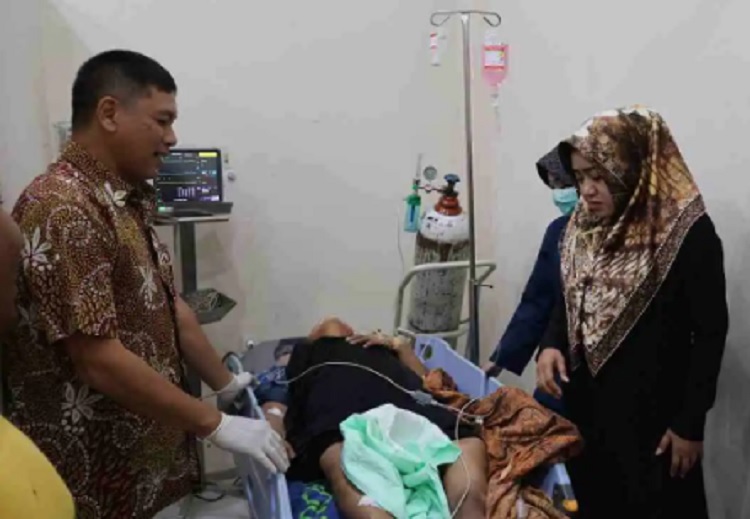 Bupati Mojokerto Ikfina Fahmawati saat sambangi korban tertimpa pohon di RSUD Prof Dr Soekandar, Kecamatan Mojosari, Kabupaten Mojokerto. SP/ MJK