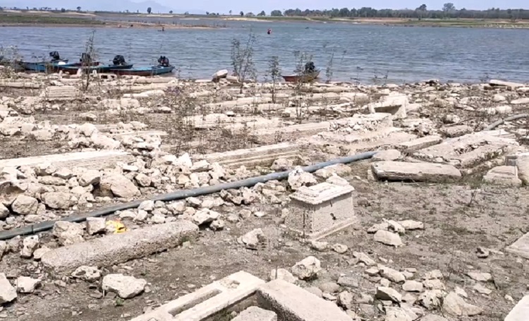 Kawasan pemakaman lama yang sudah menjadi dasar Waduk Gajah Mungkur terlihat saat terjadinya penyusutan air di Wuryantoro, Kabupaten Wonogiri, Jawa Tengah. SP/ ANTARA