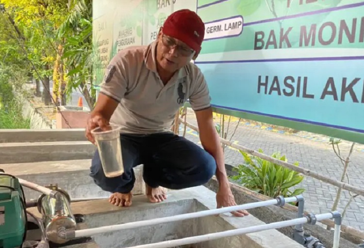 Aktis Sumarto seksi lingkungan RT 5 RW 13 Kebraon Indah Permai menunjukkan air bersih hasil olahan selokan. SP/ SBY