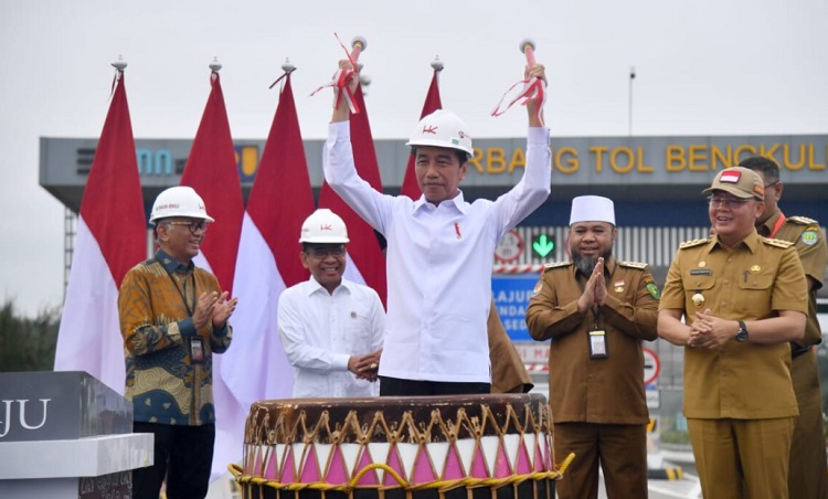 Presiden Joko Widodo memukul alat musik dol sebagai tanda peresmian jalan tol ruas Bengkulu-Taba Penanjung di Gerbang Tol Bengkulu-Taba Penanjung, Kota Bengkulu, Provinsi Bengkulu, pada Kamis, 20 Juli 2023. SP/ BPMI Setpres/Rusman