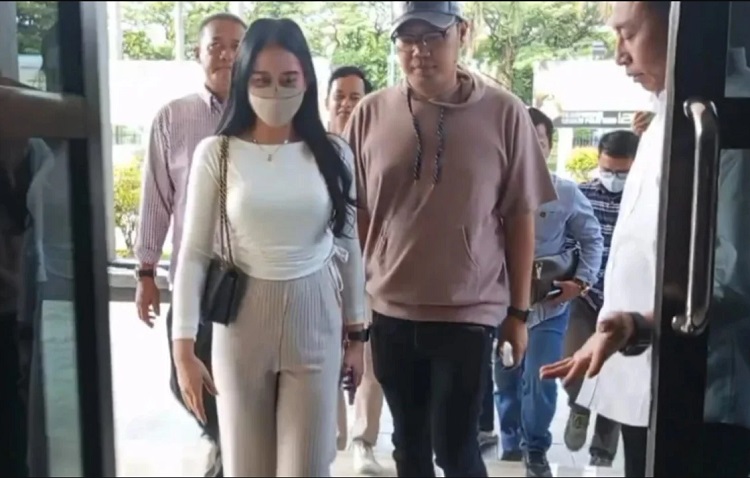 Karyawati yang diajak staycation bareng atasan, melapor ke Mapolres Metro Bekasi. SP/ CKR