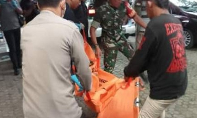 Tim kepolisian saat mengevakuasi salah satu pemuda yang tewas akibat duel maut. SP/ BGR