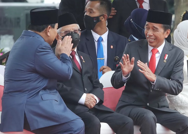 Momen kedekatan Prabowo dan Jokowi saat Defile Pasukan serta Alustista usai upacara peringatan HUT ke-77 TNI di depan Istana Merdeka, Jakarta. SP/ JKT
