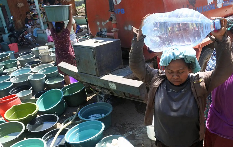 Warga di Bondowoso antre mendapatkan air bersih dari BPBD, Kamis (03/08/2023). SP/ STB