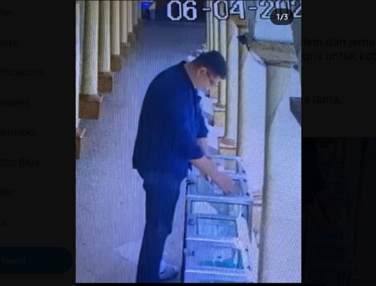 Rekaman CCTV seorang laki-laki berkemeja gelap menempelkan QRIS ke kotak amal masjid. SP/ SBY