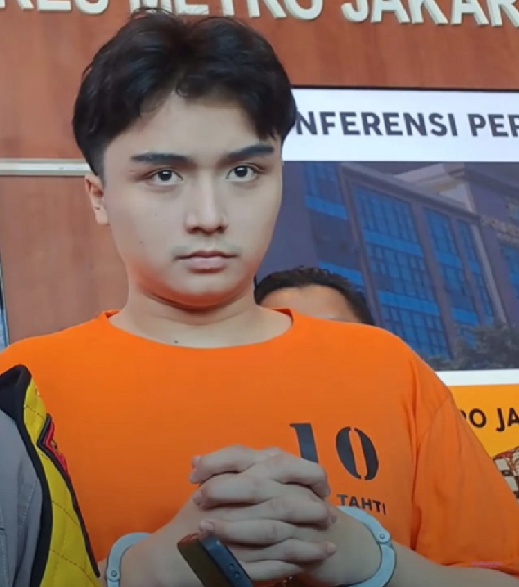 Leon Dozan akhirnya pakai baju oranye dan ditetapkan sebagai tersangka kasus kekerasan terhadap Rinoa Aurora. SP/ JKT