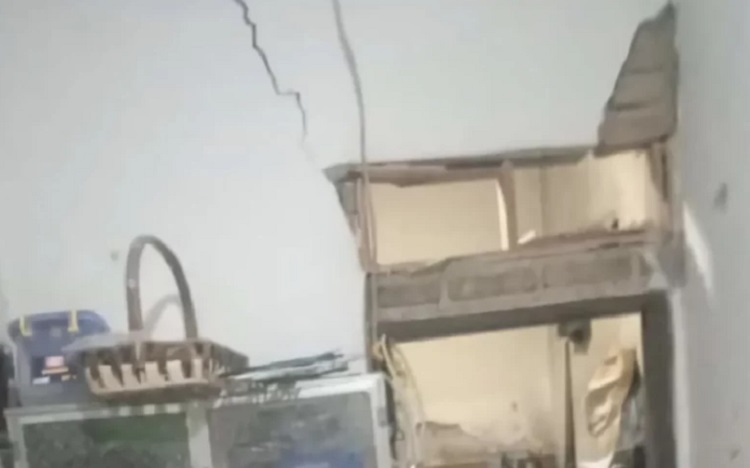 Kondisi salah satu rumah yang mengalami kerusakan pascagempa berkekuatan 4,8 magnitudo yang mengguncang wilayah Kabupaten Sumedang, Jawa Barat, Minggu (31/12/2033). SP/ Antara