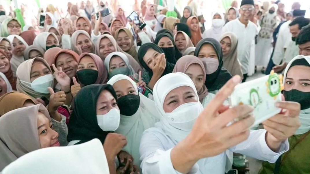 Gubernur Jawa Timur, Khofifah Indar Parawansa berfoto bersama setelah  meresmikan Masjid Nurul Hakam di Kompleks SMKN 1 Lamongan, Selasa (18/10/2022).SP/Instagram @khofifah.ip