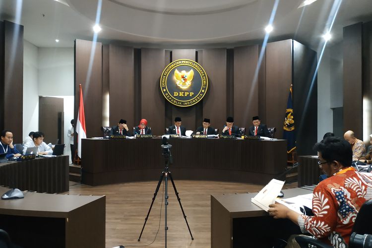 Sidang DKPP terkait dugaan kecurangan KPU di Ruang Sidang DKPP, Jakarta, Rabu (8/2/2023). SP/KOMPS