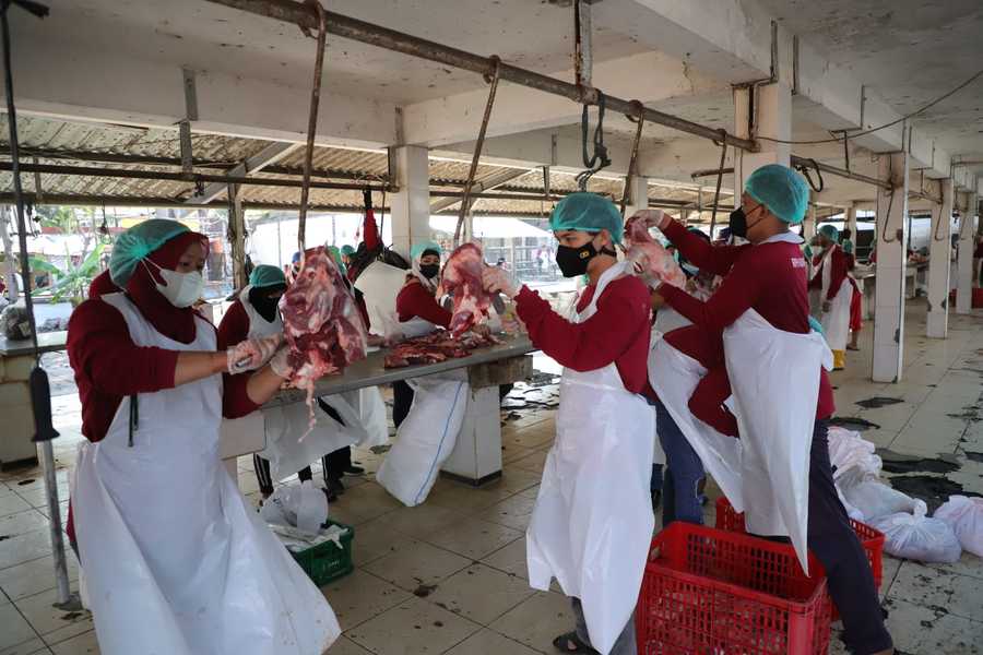 Proses penyembelihan hewan kurban di RPH Surabaya. SP/HPS