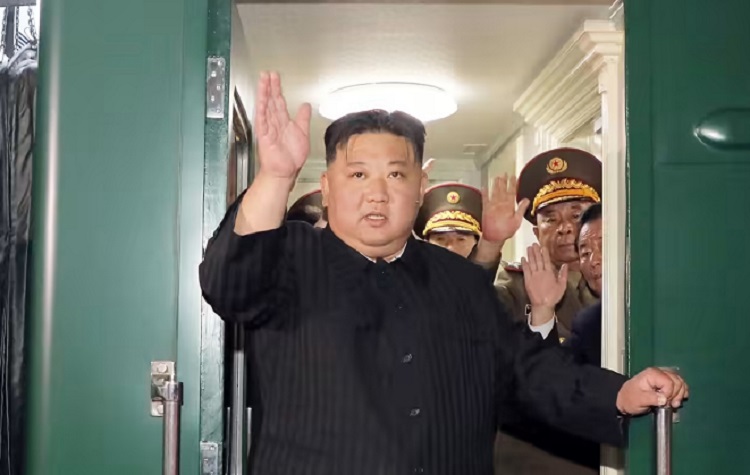 Kim Jong Un menaiki kereta pribadinya untuk berangkat ke Rusia (foto: Reuters)