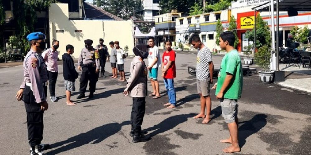 Polisi memberikan pembinaan kepada para pemuda yang tertangkap hendak tawuran. SP/tyan