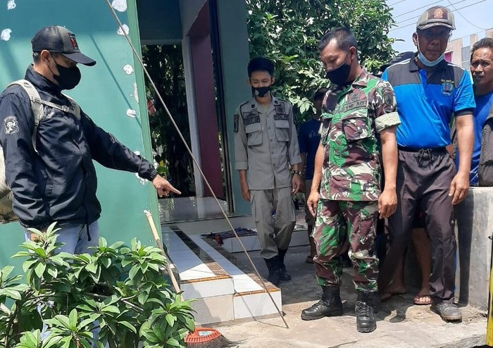 Petugas menunjukkan lokasi korban tewas diduga tersengat listrik. 