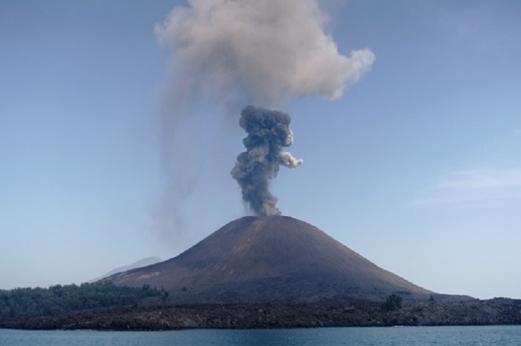 Potret Gunung Anak Krakatau yang mengalami erupsi. SP/ LMP