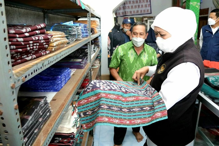 Gubernur Jawa Timur Khofifah Indar Parawansa, saat memilih tenun ikat produksi warga Desa Parengan Maduran Lamongan. SP/MUHAJIRIN KASRUN