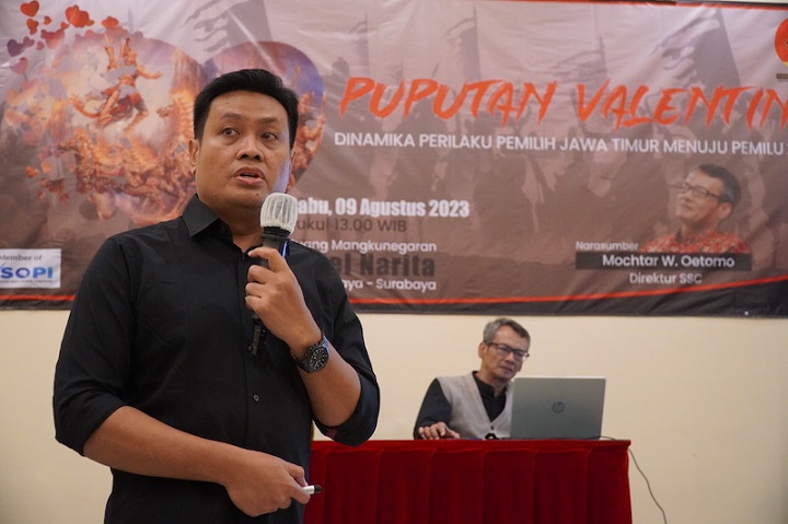 Ikhsan Peneliti SSC saat menyampaikan paparan hasil survey Pemilu Presiden di Jatim. SP/Riko Abdiono