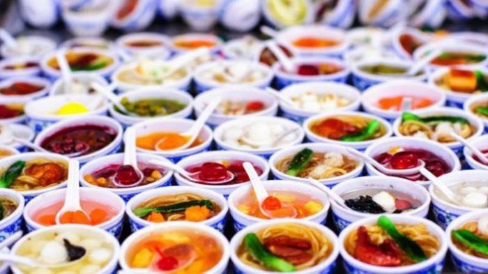 Ilustrasi minuman takjil yang dibagikan secara gratis di pinggir jalan saat bulan Ramadhan. SP/Mahbub Fikri