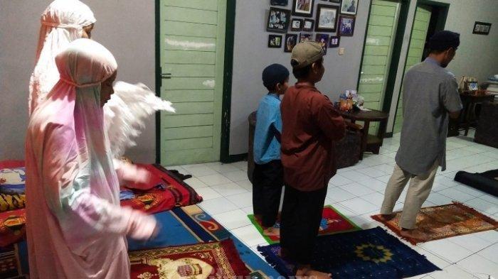 Masyarakat diimbau melaksanakan ibadah salat Idulfitri 1442 H di rumah. SP/SRBY