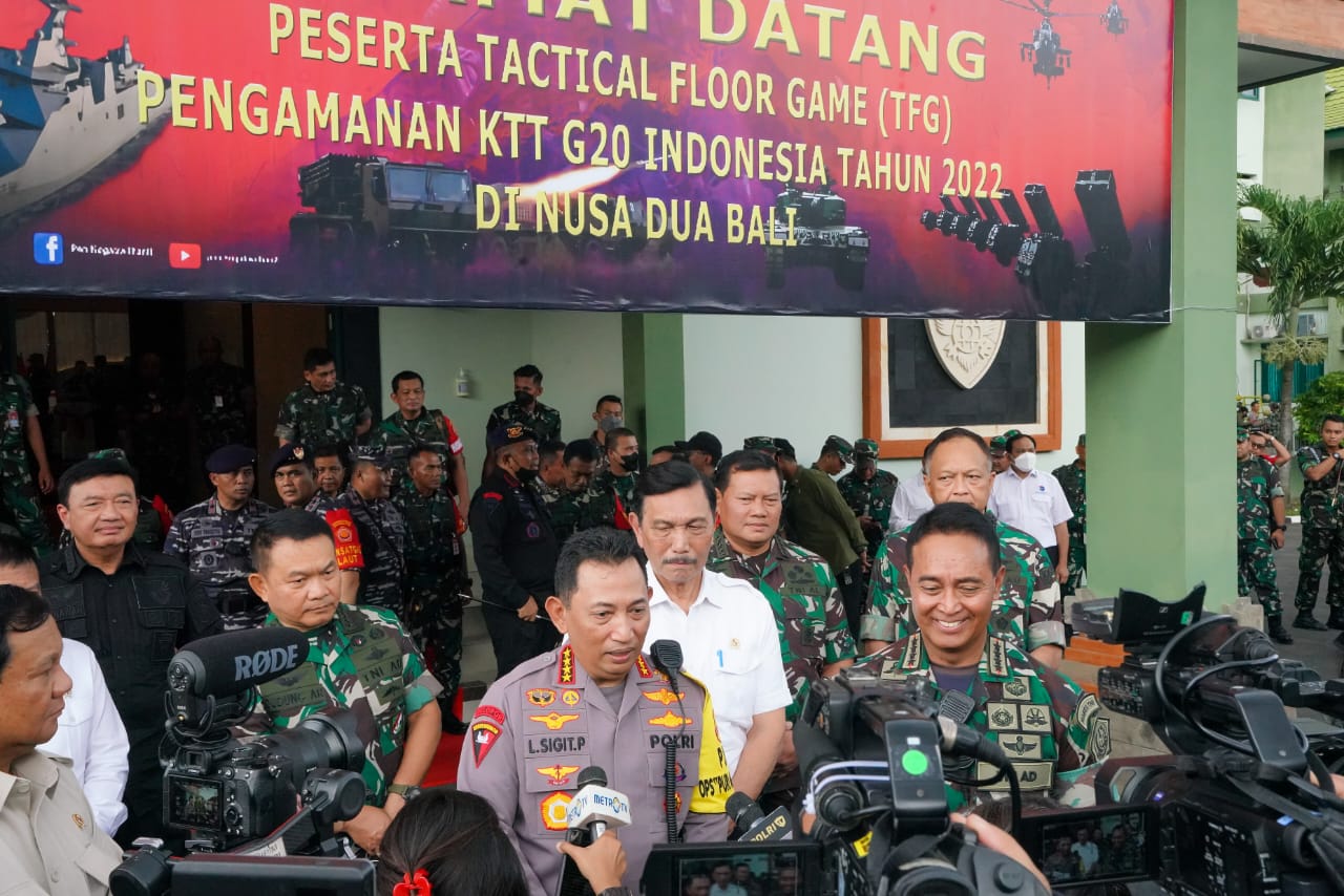  Kapolri Jenderal Polisi Listyo Sigit Prabowo usai mengecek kesiapan di Command Center Polda Ro Ops Bali, Kamis (10/11/22).