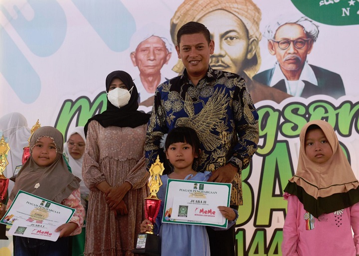 Wali Kota Kediri Abdullah Abu Bakar saat foto bersama pemenang lomba mewarnai
