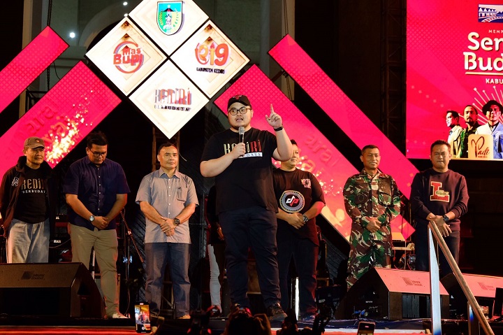 Bupati Kediri Hanindhito Himawan Pramana memberikan beberapa hadiah bagi yang berhasil menjawab pertanyaan.