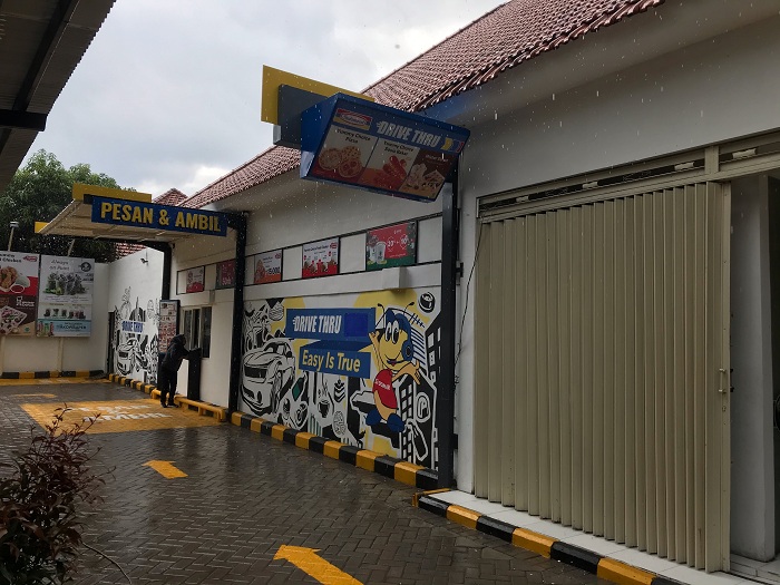 Counter Drive Thru Indomaret Point Diponegoro. SP/ RIA SUKMA SARI