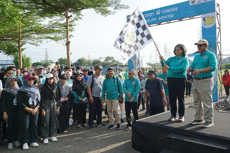 Pj Wali Kota Kediri Zanariah memberangkatkan sekaligus ikut jalan sehat bersama para pegawai RSUD Gambiran dalam rangka Hari Jadi RSUD Gambiran ke-148, Sabtu (02/12/2023) kemarin. SP/ Ducan