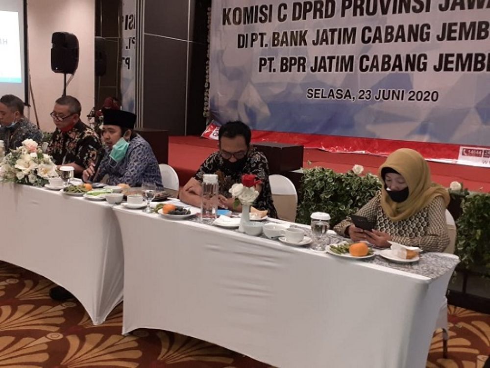 Komisi C DPRD Jatim saat memanggil cabang Bank UMKM dan Bank Jatim di Jember, Selasa (23/6/2020). SP/RKO