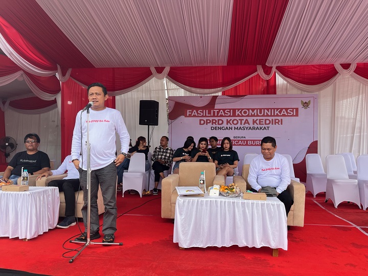 Wakil Ketua DPRD Kota Kediri yang juga Ketua Panitia Katino AMD membuka gelaran lomba burung berkicau