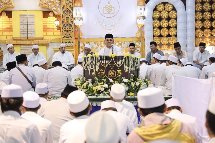 Sekretaris Daerah Kota Kediri Bagus Alit saat menyampaikan sambutan Walikota Kediri pada pembukaan khotmil Qur'an