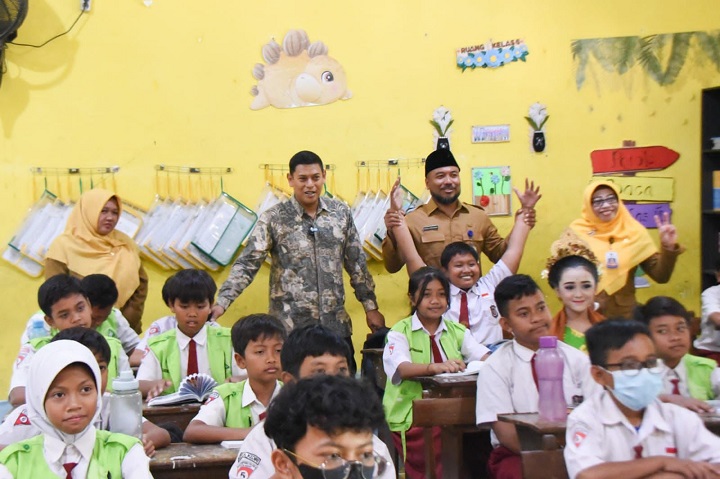 Wali kota Kediri Abdullah Abu Bakar bersama Kepala Dinas Pendidikan Kota Kediri Anang Kurniawan saat meninjau kegiatan belajar mengajar di SDN Kampung Dalem 6