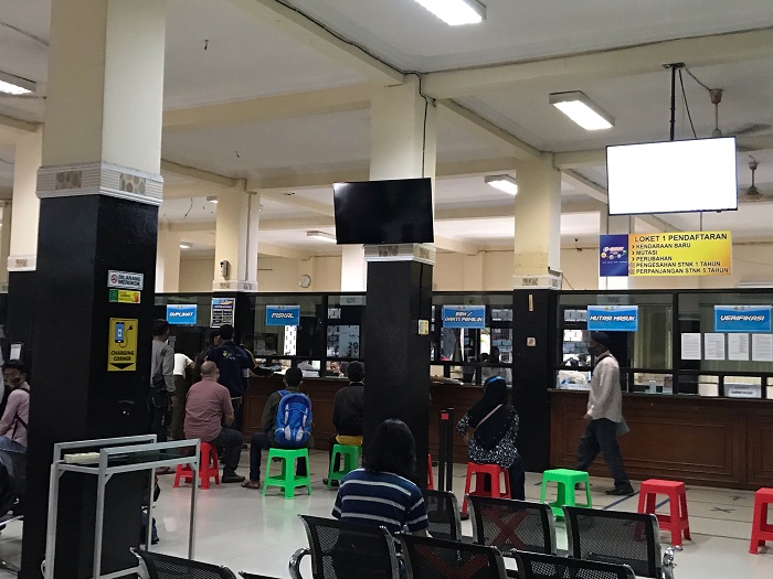 Caption : Suasana Samsat Ketintang di awal tahun baru 2021. SP/ RIA SUKMA SARI