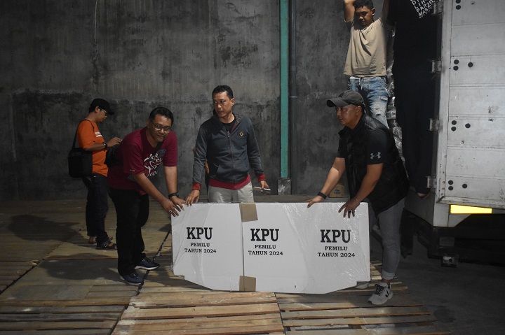 Anggota KPU Kota Kediri Wahyudi bersama Sekretaris KPU Kota Kediri Fany Wijayanto saat menerima logistik Pemilu 2024 tahap pertama