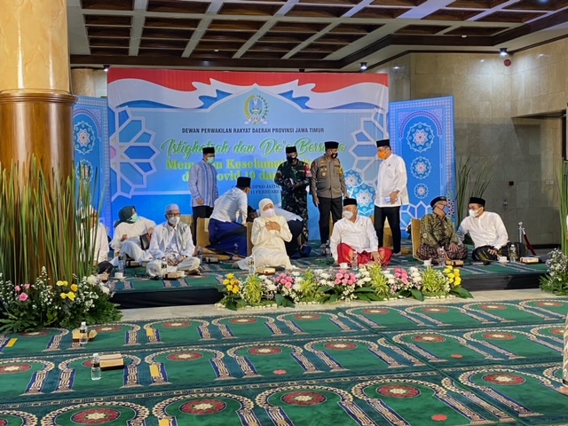 Ketua DPRD Jatim Kusnadi dan Gubernur Jatim Khofifah Indar Parawansa saat menggelar doa bersama, Kamis (11/2/2021).