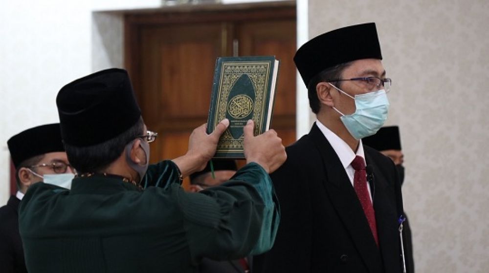 Dirut baru Bank Jatim saat diambil sumpah jabatan di Gedung Grahadi , Kamis 23/7/2020. GuBernur Jatim Khofifah langsung melantiknya sesaat setelah digelar RUPSLB. SP/RKO