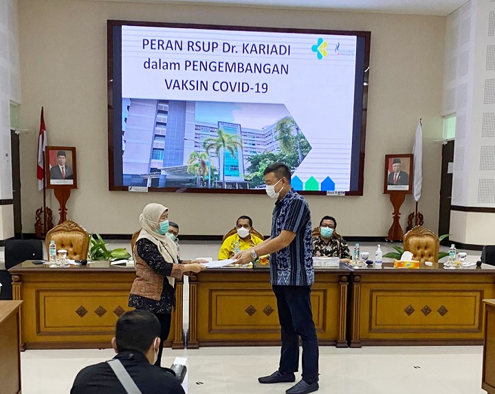 Penyerahan hasil uji klinis tahap 1 kepada BPOM di RSUP Kariadi disaksikan langsung oleh Komisi IX DPR RI di RSUP dr Kariadi Semarang, Selasa (16/2/2021). SP / Raditya