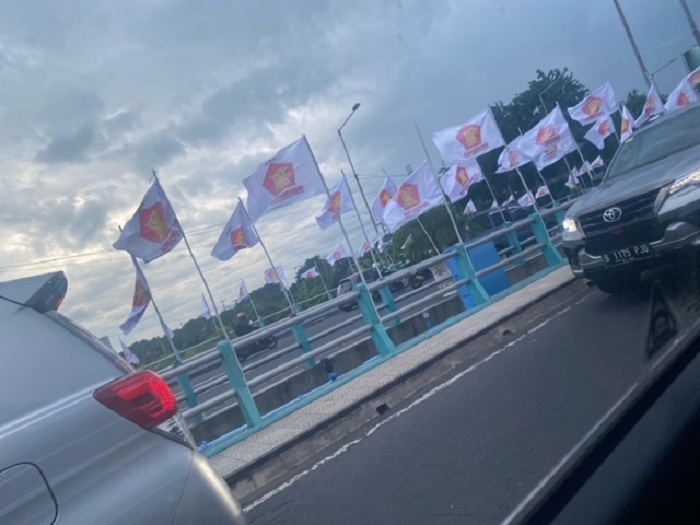 Bendera Gerindra di sejumlah ruas jalan Surabaya, menjadi salah satu penyebab munculnya trending topic di Twitter. SP/RKO