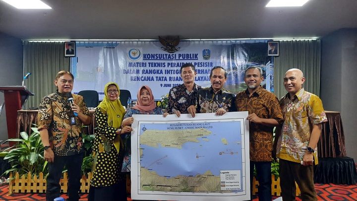 Kepala Dinas Kelautan dan Perikanan Jatim Dr. lr. Dyah Wahyu Ermawati, MA (tiga dari kiri) saat menggelar konsultasi publik integrasi tata ruang darat dan laut. SP/Riko Abdiono