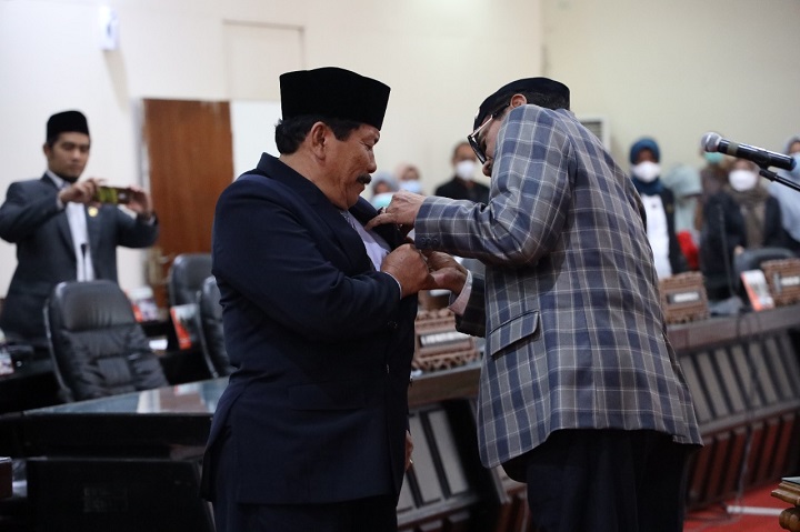 Ketua DPRD Kota Kediri, Gus Sunoto saat memberikan lencana kepada Moh Yasin yang baru saja dilantik menjadi anggota DPRD Kota Kediri