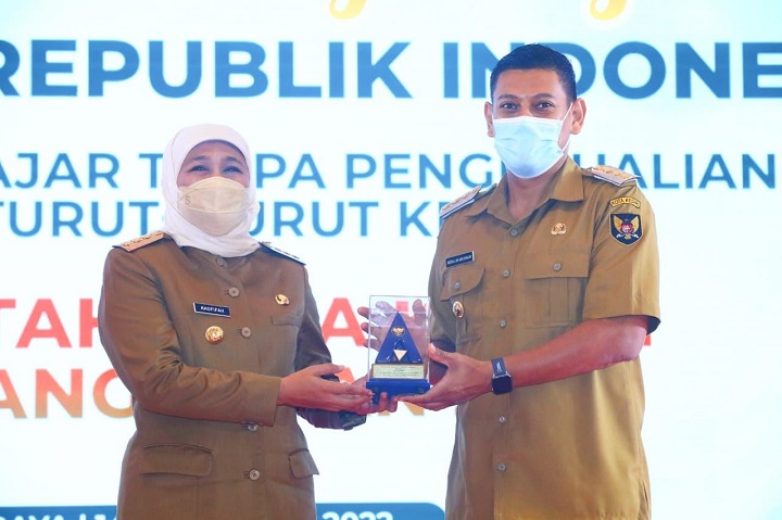 Wali Kota Kediri Abdullah Abu Bakar menerima penghargaan WTP
