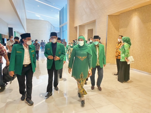 Gubernur Jatim Khofifah bersama Ketua DPW PPP Jatim Musyafak Noer dalam acara Muswil IX PPP Jatim di Surabaya, Senin (31/5/2021). (Foto: SP/riko)
