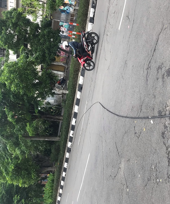 Caption : Kabel telepon yang putus akibat tersangkut truk. SP/ RIA SUKMA SARI