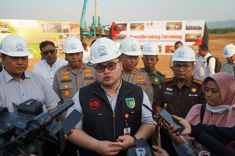 Bupati Kediri Hanindhito Himawan Pramana (Mas Dhito) saat terjun melihat pelaksanaan mega proyek pembangunan stadion Kabupaten Kediri. SP/ DUCAN