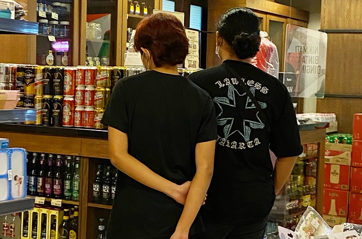 Tempat penjualan di gerai Ranch Market Basuki Rachmat Surabaya yang dipajang secara terbuka. Terlihat pembeli remaja sedang memilih-milih. SP/Mahbub Fikri