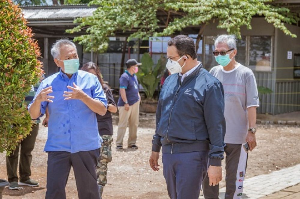 Tommy Winata saat menerima Gubernur DKI Anies Baswedan di Rumkitlap Covid-19 milik Artha Graha Peduli, beberapa waktu lalu. SP/artha graha peduli