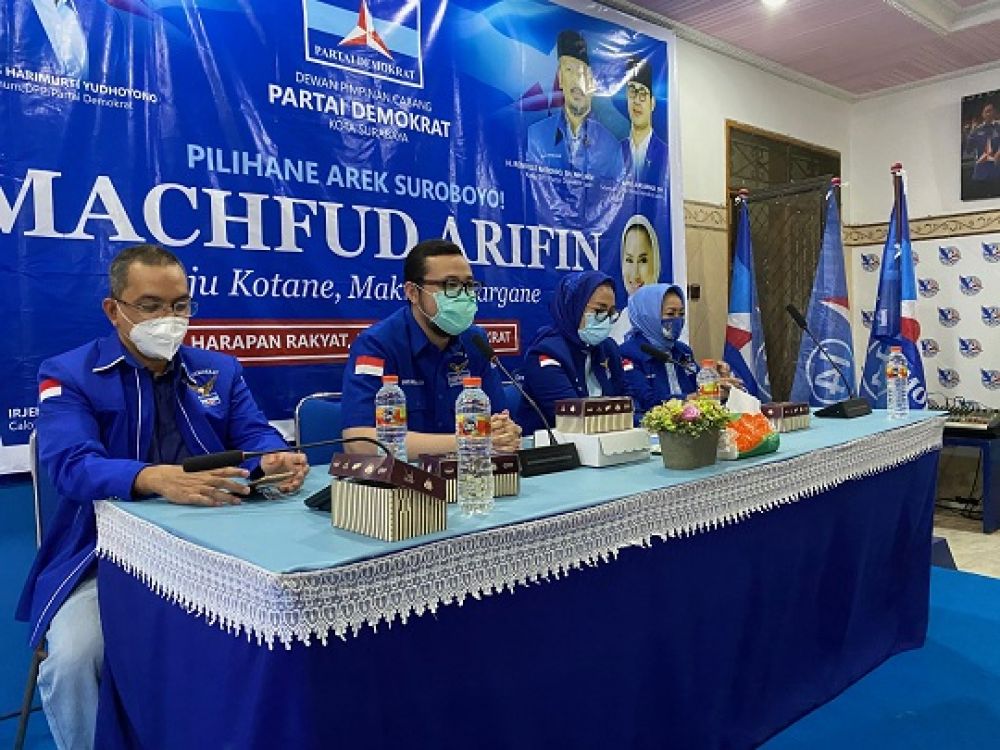 Bayu Airlangga saat menyerahkan usulan bacawali Kota Surabaya di kantor DPC Partai Demokrat, Minggu 19/7/2020. SP/RKO