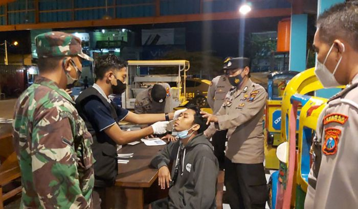 Suasana saat Tim Pamor Keris Polres Mojokerto Kota melakukan swab antigen acak kepada pengunjung warung kopi