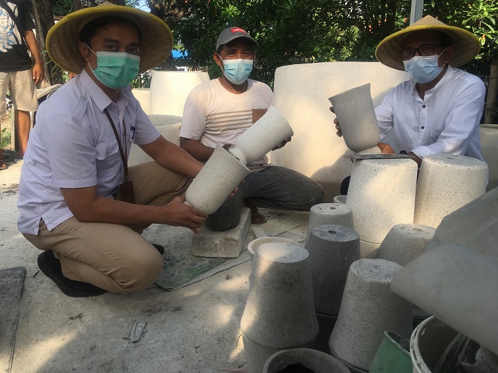 Wakil Ketua Dewan Perwakilan Rakyat Daerah (DPRD) Kota Surabaya AH.Thoni bersama Lurah Jemursari Duwi Anggara Sukama saat meninjau produksi Pot warga  Jemursari, Rabu (23/6). SP/Alqomar