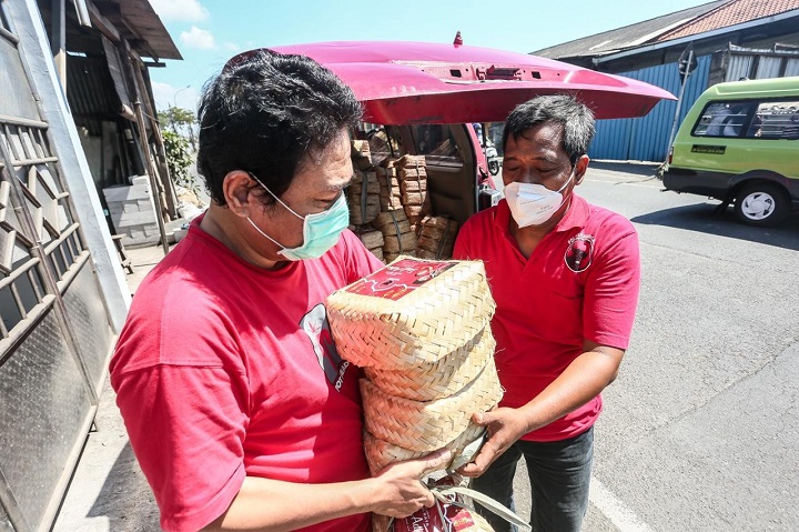 Pembagian daging kurban kepada warga. SP/Alqomar 